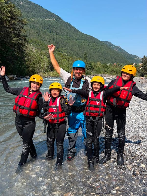 Guillaume avec des enfants heureux lors d'une sortie de rafting en famille sur l'Ubaye
